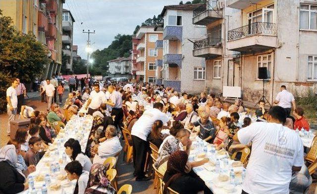 Ereğli Belediyesi’nin Mahalle İftarlarına Yoğun İlgi