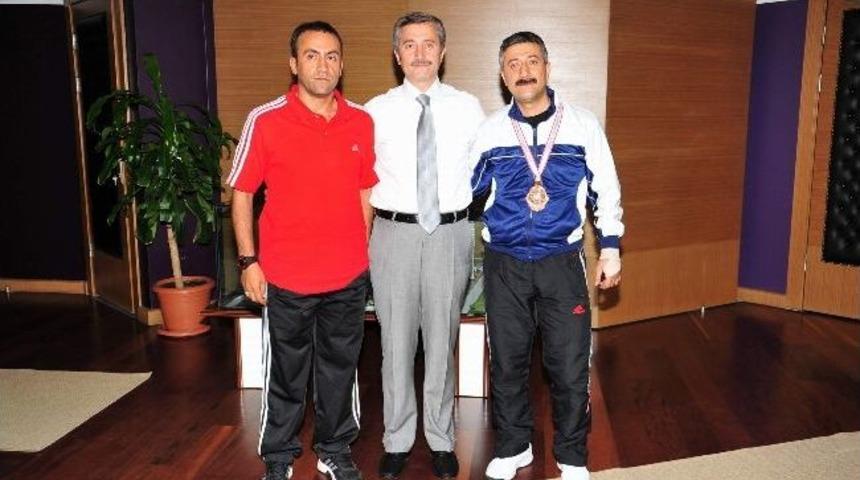 Şahinbeyli Şampiyonlar Başkan Tahmazoğlu&rsquo;nu Ziyaret Etti