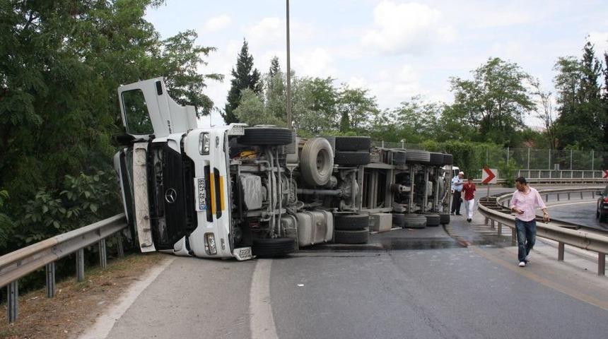 Devrilen TIR, TEM Bağlantı Yolunu Kapadı