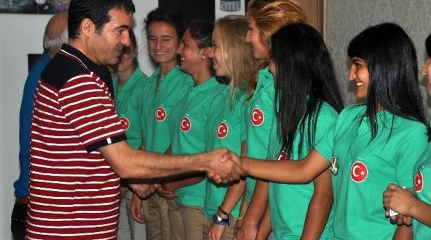 T&uuml;rkiye Kadınlar Hokey Milli Takımı Atina&rsquo;ya Gitti
