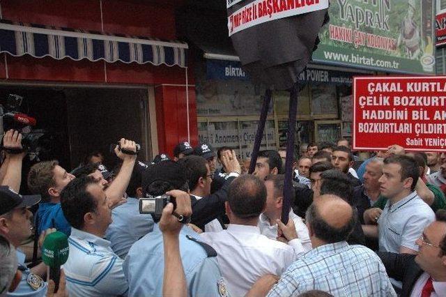 Siyah Çelenk Bırakmak İsteyen Mhp'liler İle Polis Arasında Arbede Çıktı