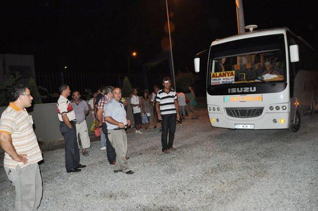 Minibüsçülerin Yolcu Kavgasından Turistler De Nasibini Aldı