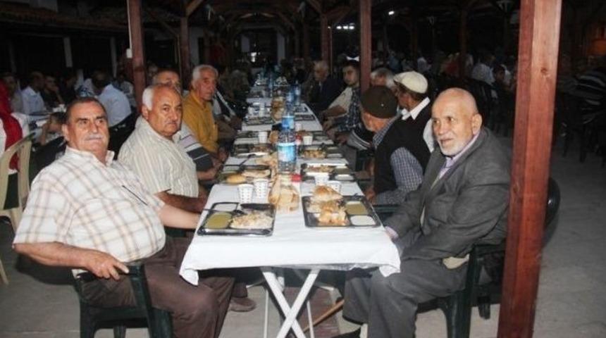 Başkan Aksoy, &Ccedil;avuş Ve &Ccedil;eşme Mahallesi Sakinleri İle İftarda Buluştu