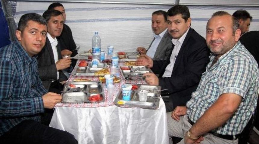 Ak Parti Afyonkarahisar Milletvekili Halil &Uuml;r&uuml;n İftarını Vatandaşlarla Birlikte Yaptı