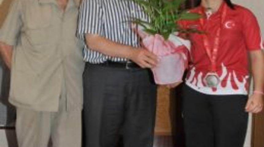 Vali Balkanlıolu Milli G&uuml;reş&ccedil;i Sezer&rsquo;i Konuk Etti