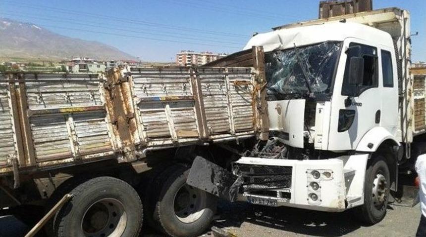 Adilcevaz&rsquo;da Korkutan Zincirleme Kaza