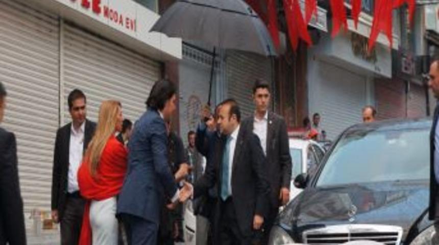 Bakan Bağış'ın Katıldığı Sokak Iftarına Yağmur S&uuml;rprizi