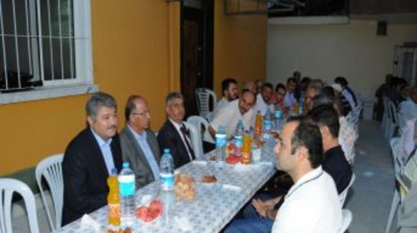 Cami Avlusunda Iftar Yemeği Verildi