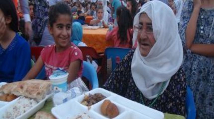 Kimse Yok Mu Batman'da Iftar Yemeği Verdi