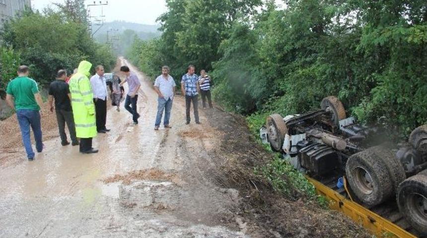 Yağmurdan Kaydı, Şarampole Yuvarlandı