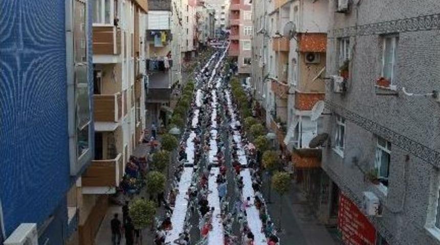 İki İl&ccedil;enin Sınırında Bir Kilometrelik İftar Sofrası