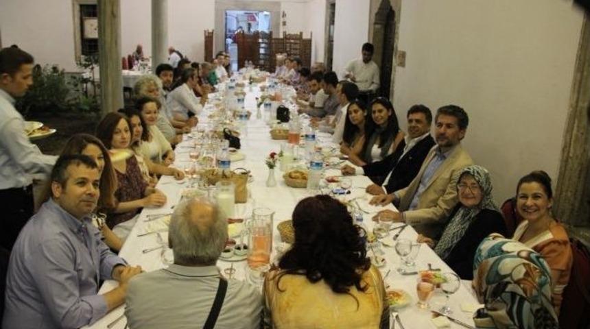 İstanbul&rsquo;daki Aydınlılar İftarda Buluştu