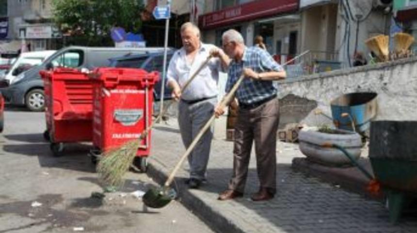 Muhtarlar  caddede temizlik yaptı