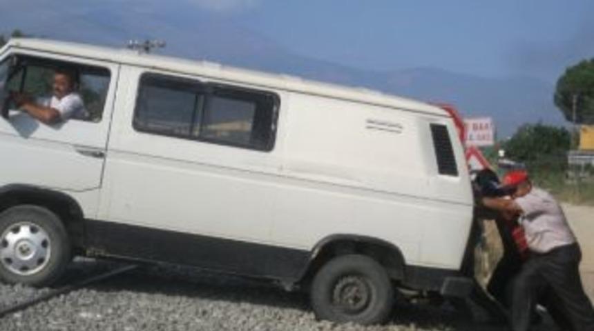 &Ouml;demiş'in Dutlu Hemzemin Ge&ccedil;idi Tehlike Sa&ccedil;ıyor