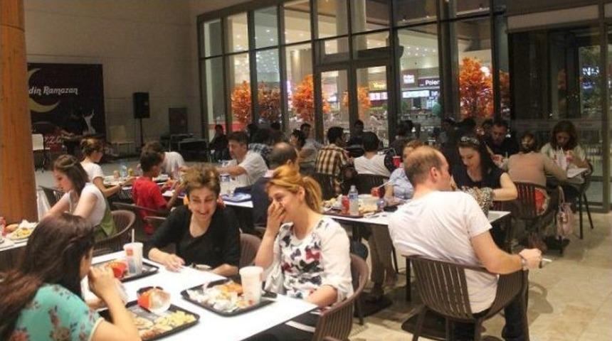 Piazza&rsquo;da İftar Vakti