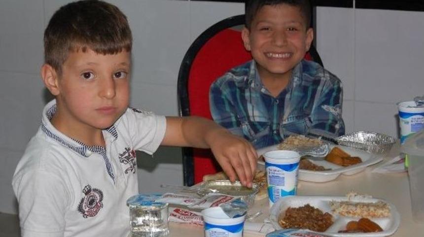 Vali Yurdakul Yetim &Ccedil;ocuklarla Buluştu