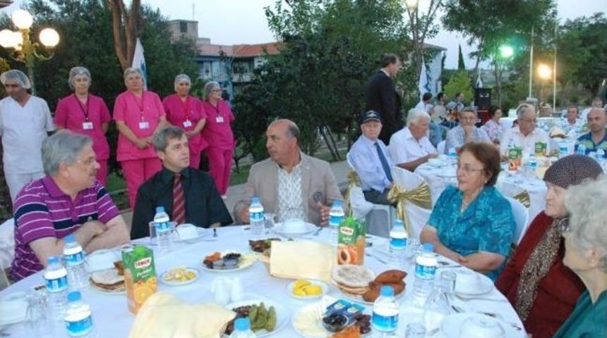&Ccedil;anakkale Valisi &Ccedil;ınar, Huzurevinde D&uuml;zenlenen İftara Katıldı