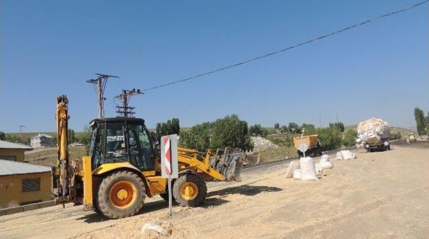 Saman Y&uuml;kl&uuml; Kamyon &Uuml;st Ge&ccedil;ide &Ccedil;arptı