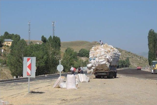 Saman Yüklü Kamyon Üst Geçide Çarptı