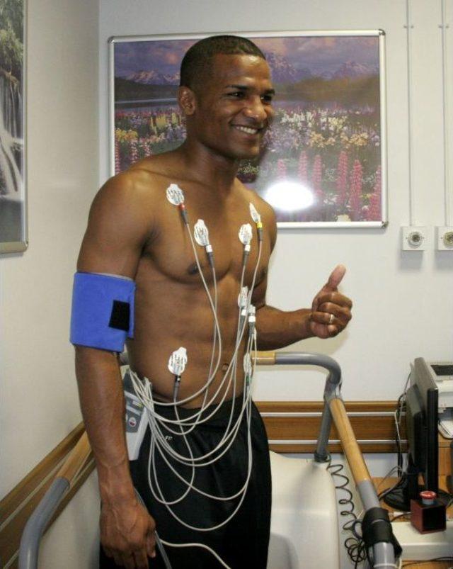 Trabzonspor da Malouda Sağlık Kontrol&uuml;nden Ge&ccedil;ti 1