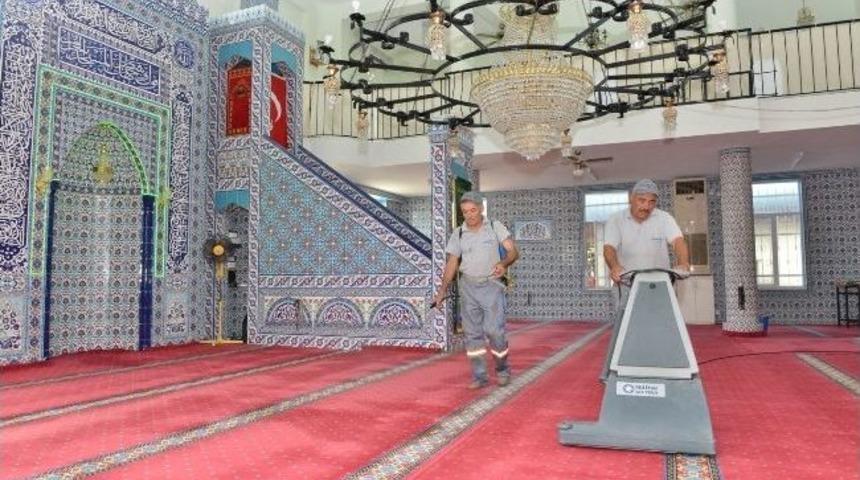 Camilerde G&uuml;l Suyu İle Temizlik