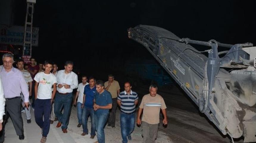 Belediye Başkanı Ahmet &Ccedil;akır, Gece &Ccedil;alışmalarını Denetledi