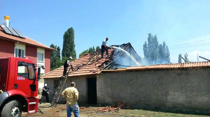 Akdağmadenin'de &Ccedil;ıkan Yangında Bir Ahır Yandı