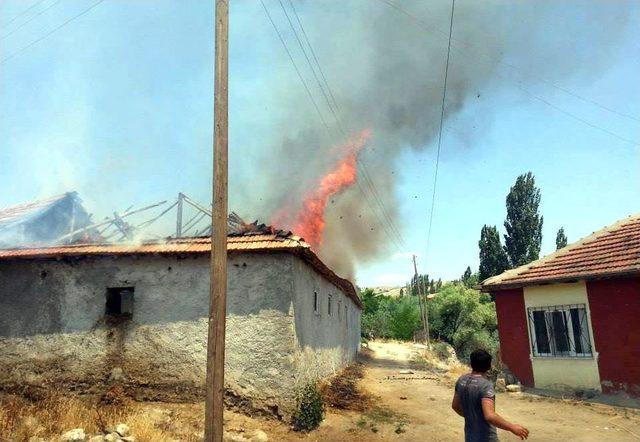 Akdağmadenin de &Ccedil;ıkan Yangında Bir Ahır Yandı 1
