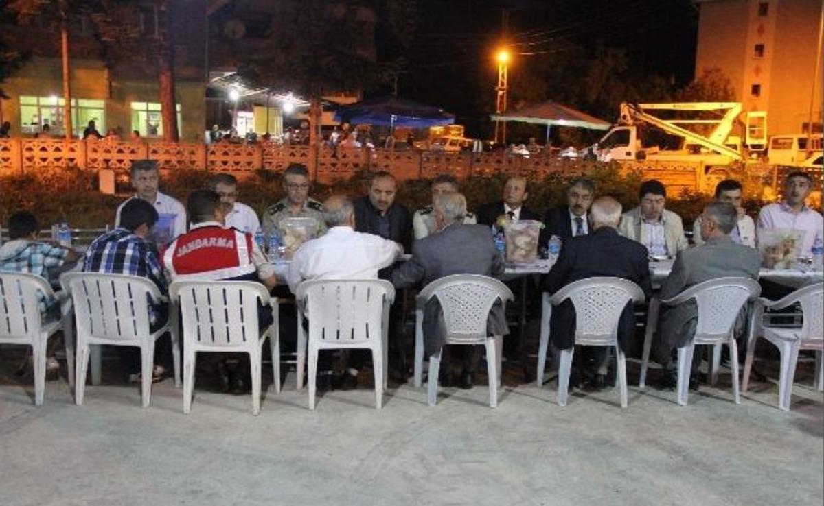 Hasankadı&rsquo;da Geleneksel Halk İftarı D&uuml;zenlendi