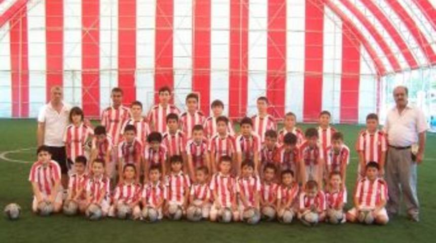 Korkuteli'nde Yaz Futbol Okulu'na Yoğun İlgi