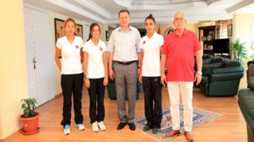 Başarılı Atletlere Başkan Savaş'tan Tebrik