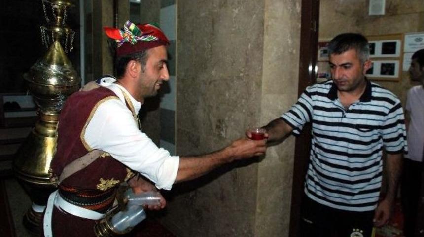 Her Gece Farkı Camide Osmanlı Şerbeti Dağıtılıyor