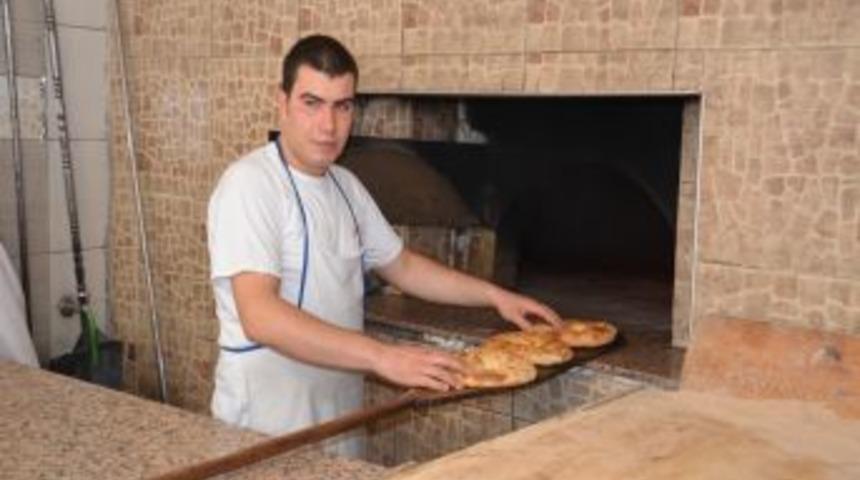 Fırıncılar Ekmek Parası I&ccedil;in Ocak Başında Sıcakla Boğuşuyor