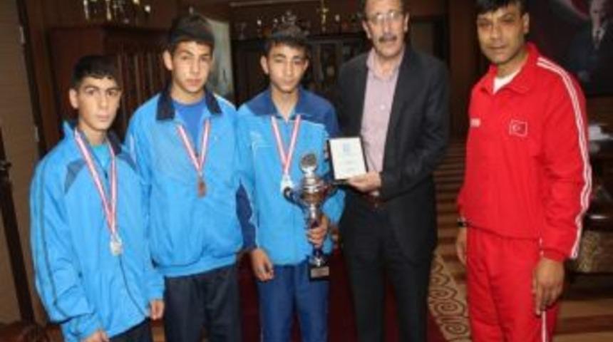 Paland&ouml;ken Belediyesinin, Boks&ouml;rleri Şırnak&rsquo;tan Madalyayla D&ouml;nd&uuml;