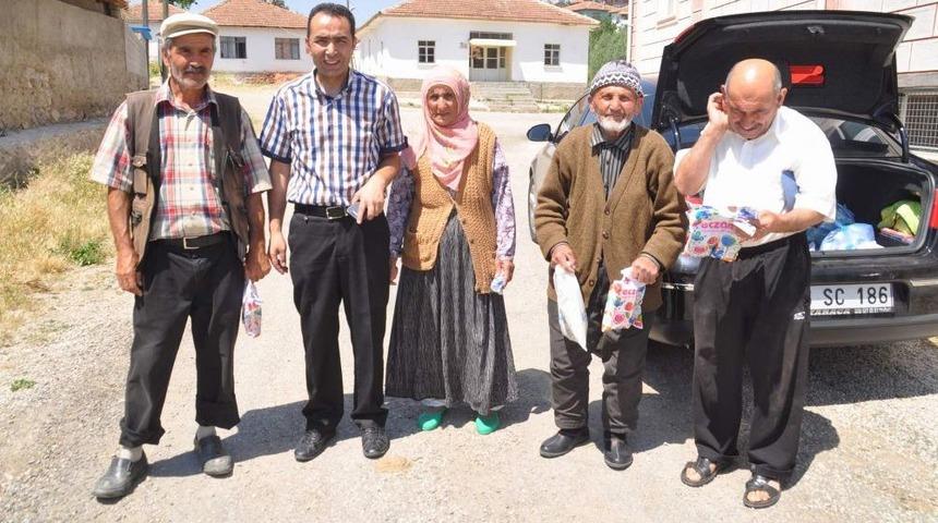 K&ouml;yl&uuml;y&uuml; Aile Hekimi Muayene Ediyor, Ilacı Eczacılar Getiriyor