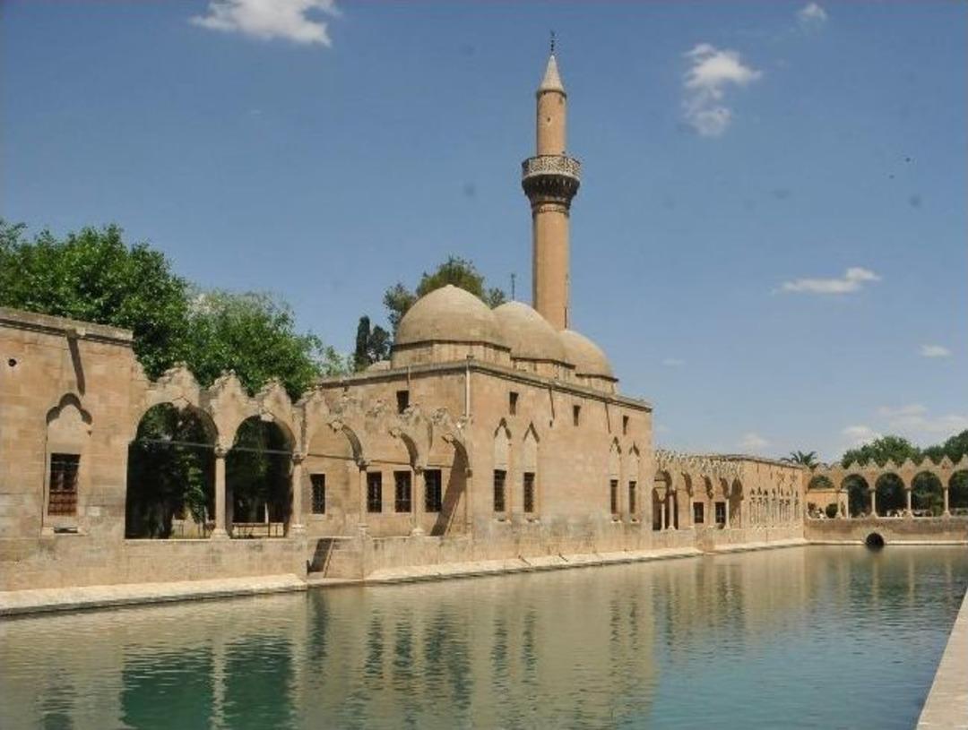 Şanlıurfalılar Ağa&ccedil; G&ouml;lgelerinde Serinlemeye &Ccedil;alışıyor