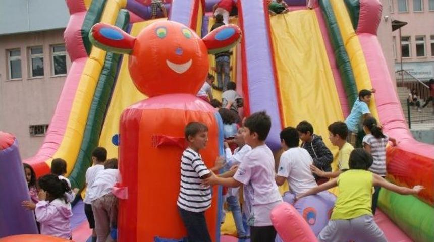 Seyyar Şişme Oyun Gurubu &Ccedil;ocukların Akınına Uğruyor