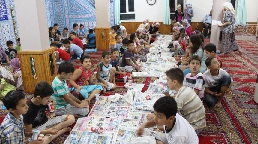 K&ouml;y İmamından &Ccedil;ocuklara İftar