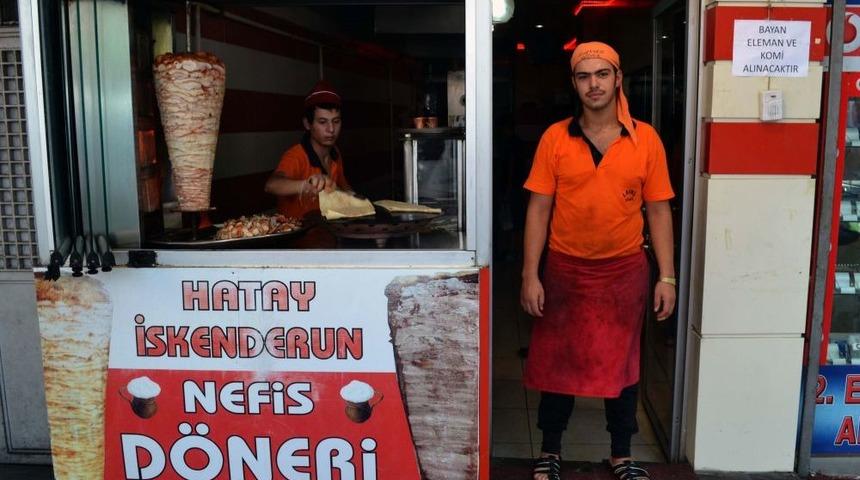 Silah Tutan Eller D&ouml;ner Kesiyor
