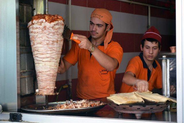 Silah Tutan Eller Döner Kesiyor