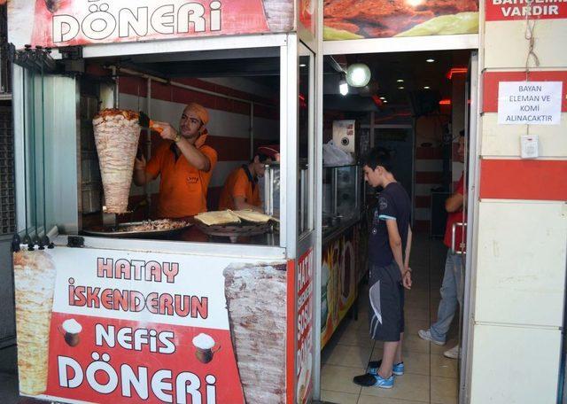 Silah Tutan Eller Döner Kesiyor