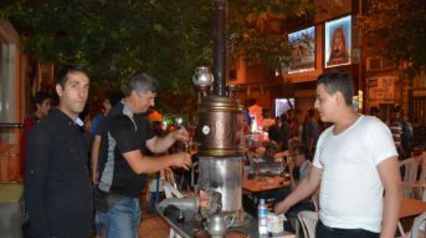 Merzifon&rsquo;da Iftardan Sonra Semaverde Pişmiş &Ccedil;ay Keyfi Yapılıyor