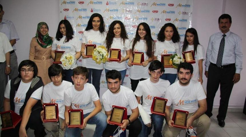 Maltepe Dershanesi Başarılı &Ouml;ğrencilerini &Ouml;d&uuml;llendirdi