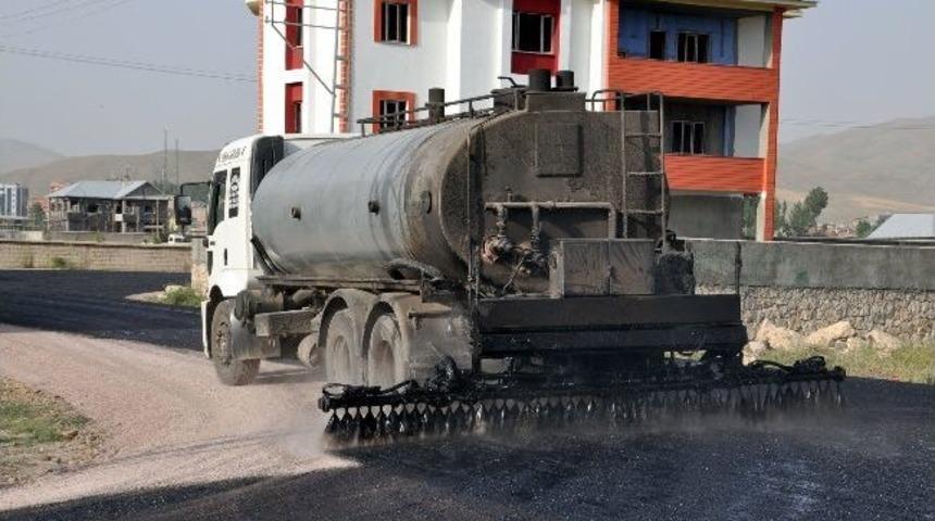 Y&uuml;ksekova&rsquo;da Yol Asfaltlama &Ccedil;alışmaları