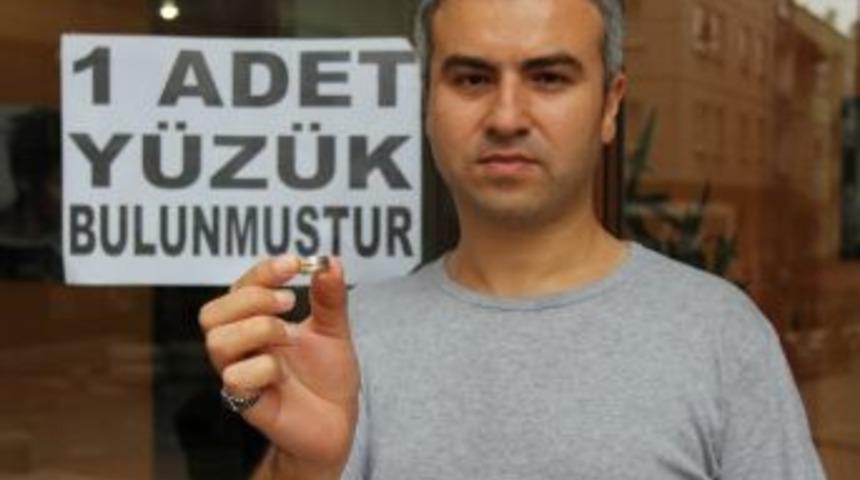 Berber, 2 Aydır Bulduğu Altın Y&uuml;z&uuml;ğ&uuml;n Sahibini Arıyor