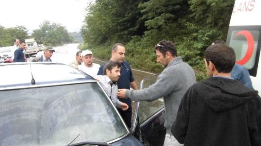 Karşı Y&ouml;ne Ge&ccedil;en Ara&ccedil; Motosiklete &Ccedil;arptı: 1 Yaralı