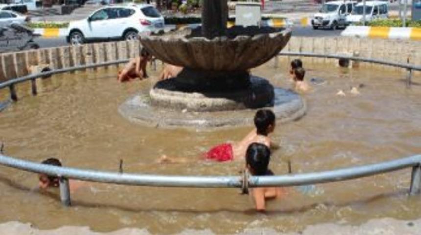 Sıcaklardan Bunalan &Ccedil;ocuklar S&uuml;s Havuzlarına Akın Ediyor