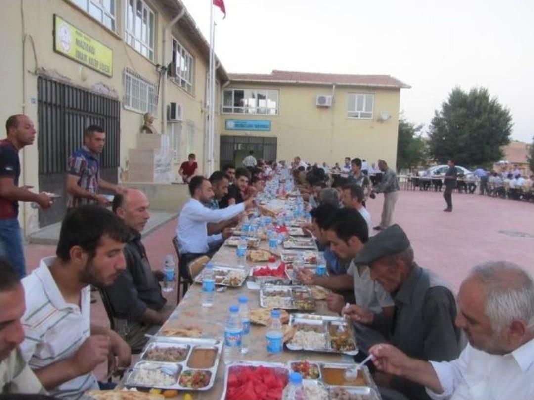 Kaymakam'dan Esnaf Ve Vatandaşlara İftar Yemeği