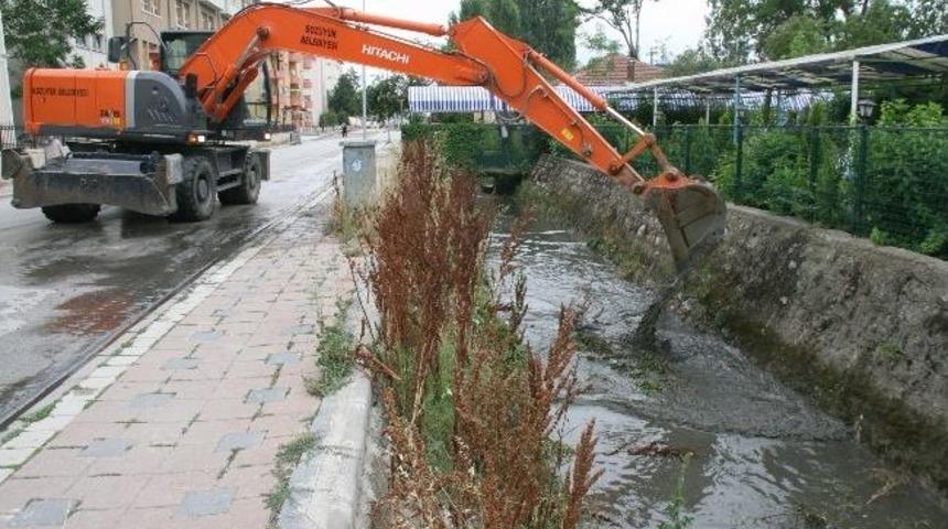&Ccedil;olak İbrahim Bey Caddesi&rsquo;nde Kanal Temizleme &Ccedil;alışmaları Başladı