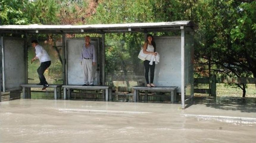 Isparta'da Yağış Hayatı Fel&ccedil; Etti